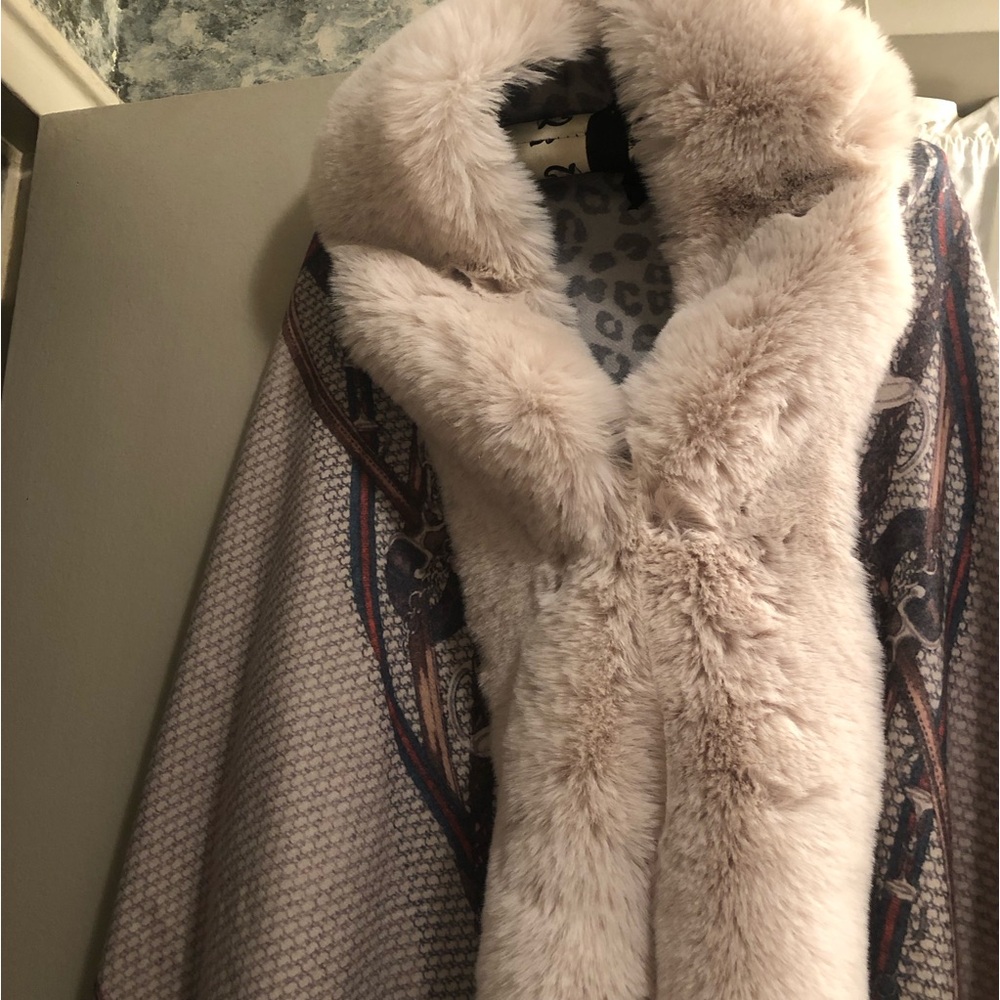 NWT Stunning La Fiorentina Plush Faux Fur Trim Taupe Women's Equestrian Wrap